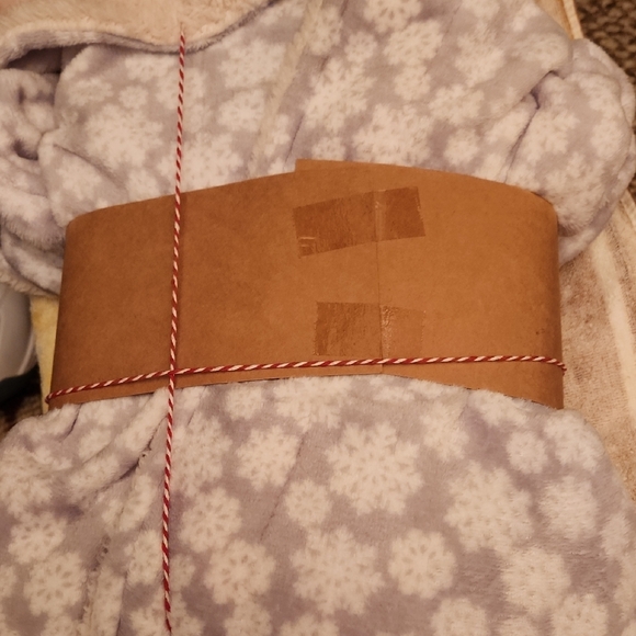 Cozy Snowflake Patterned Robe - Picture 3 of 3